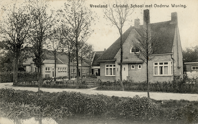 14966 Gezicht op de voorgevels van de Christelijke lagere school (links) en de onderwijzerswoning (rechts) te Vreeland. ...